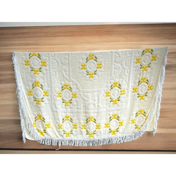 Vtg Chenille Yellow Daisy Flower Bedspread Fringe Edge 97” X 116” Full Sized - Picture 1 of 8
